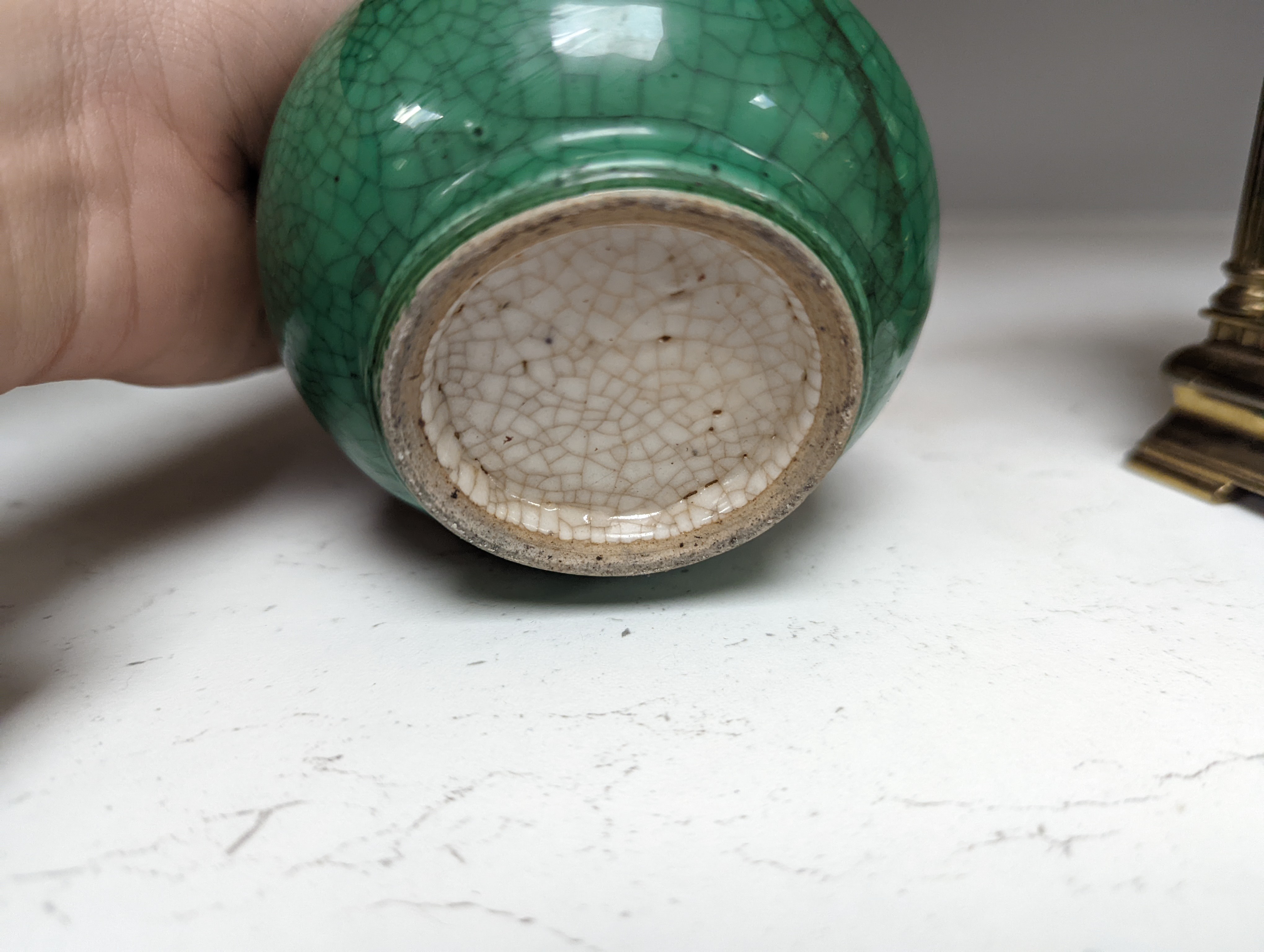 A Chinese green crackle glaze vase 15cm